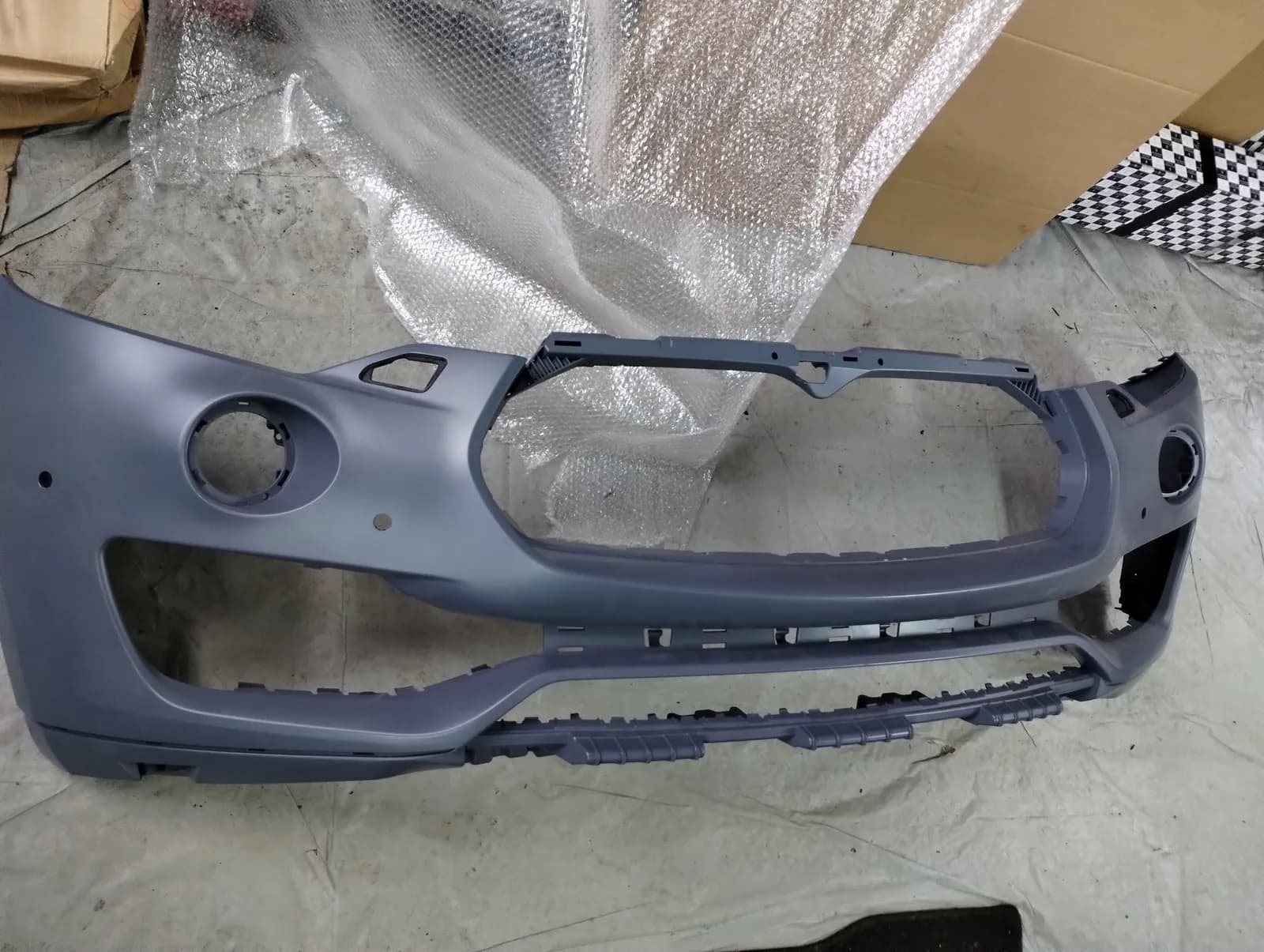 Genuine new Maserati Levante front bumper, front bumper. Parts number: 6700606090. 670063425.